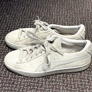 Puma white sneakers
Size 8 US Women